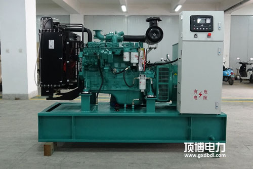 一臺750kW柴油發電機組工作小于100h，起動排氣管有大量白煙